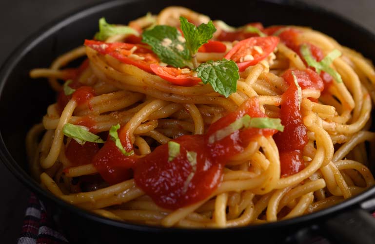 Espagueti con Salsa de Tomate y Albahaca 1